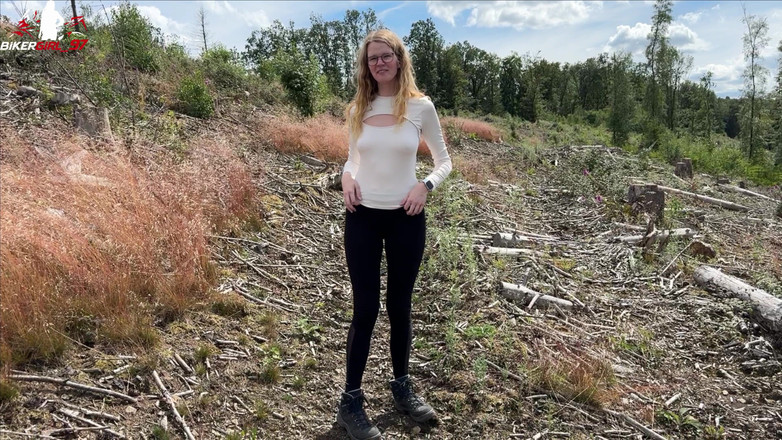 Bikergirl_97: Pisciare all'aperto durante un'escursione con una splendida vista!