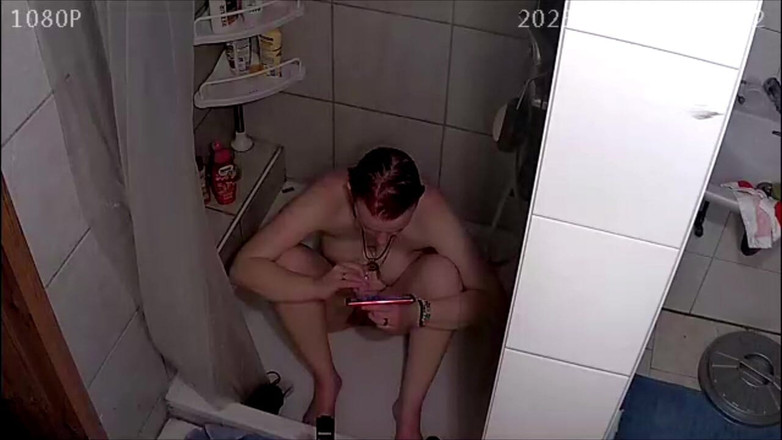 KittieNoOne: Pego no chuveiro se masturbando