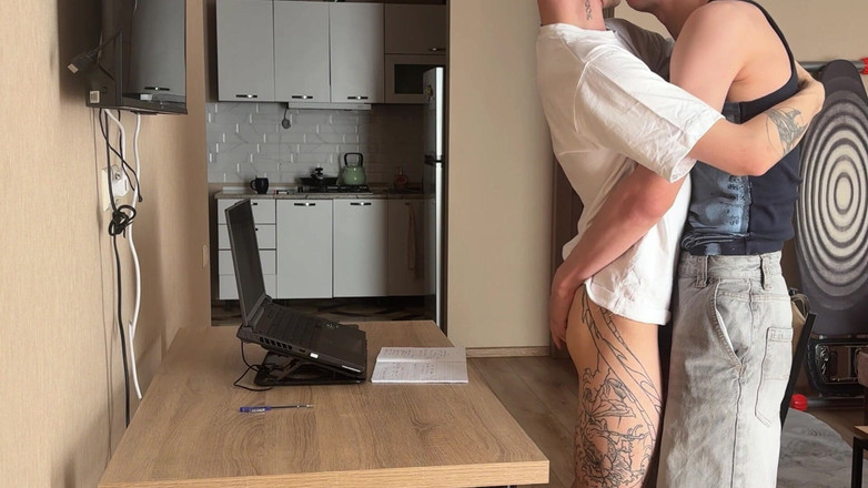 Ethan Lestray: パート2:大きなペニスを持つ男が義理の兄弟を舐めてセックスする