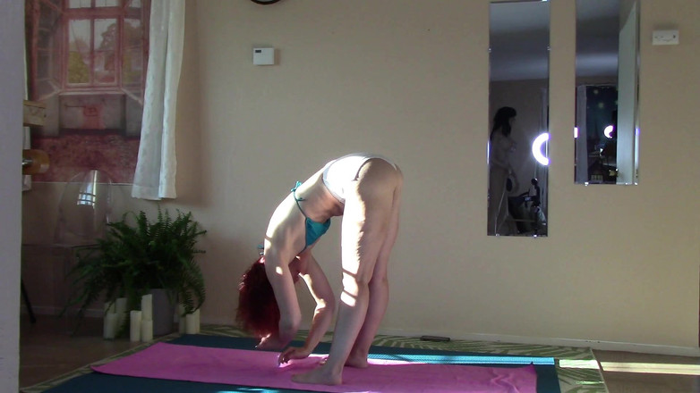 Aurora Willows: Angel berpose dan paru-paru depan