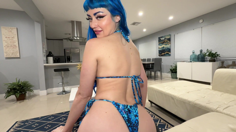 Luke cooper: Ragazza Dai Capelli Blu in Bikini Cavalca Luke Cooper