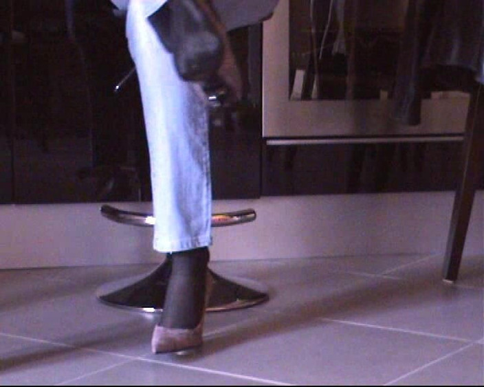 Nyllady: Siyah külotlu çoraplı ve pembe pompalı ayakkabı oyunu