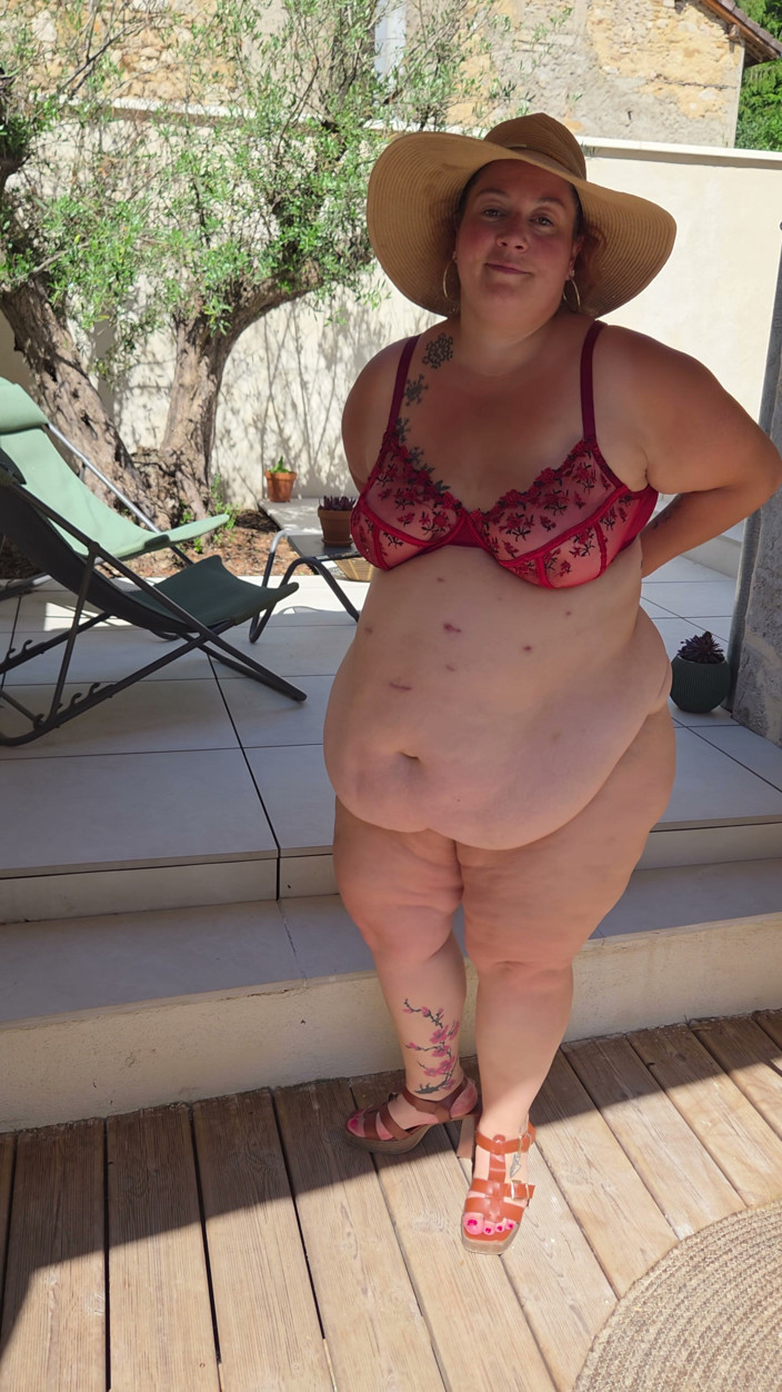 abricot sucree: I Show Myself Naked Outside Next to the Pool