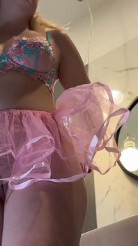Kom dichterbij op haar grote kont naakte buik en nieuwe sexy lingerie is wat ze van je wil terwijl ze haar poesje en reet toont