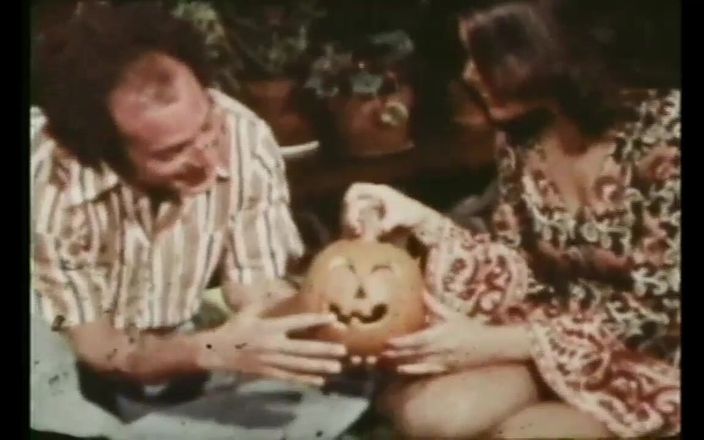 Vintage megastore: 털이 무성한 보지를 따먹고 입에 사정하는 아름다운 빈티지 밀프(풀영상)