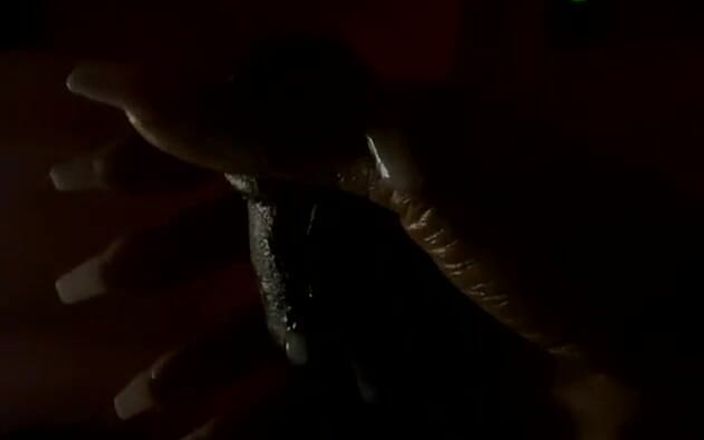 AJ180: Aj180 präsentiert: stöhnende mami masturbiert