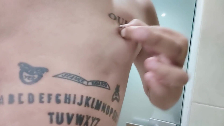 Idmir Sugary: Mostrando seni tatuati e capezzoli con piercing - Seni stringi e...