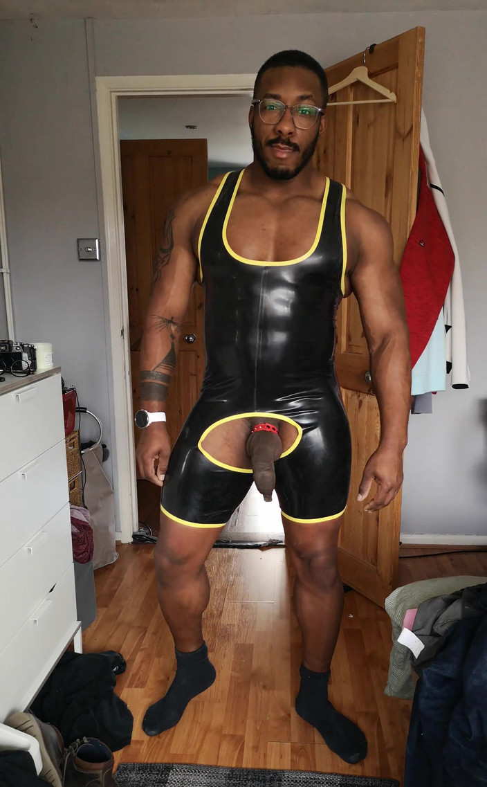 Amadeus: Я люблю этот новый резиновый костюм я получил от регулирования это очень хорошо, как вы можете видеть сейчас время изнашиваться