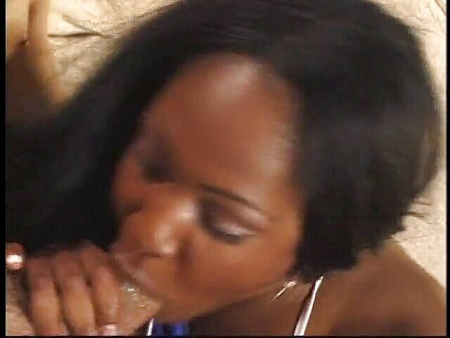 MILF Station: Fată neagră l-a lăsat pe tipul alb să-i fută pizda...