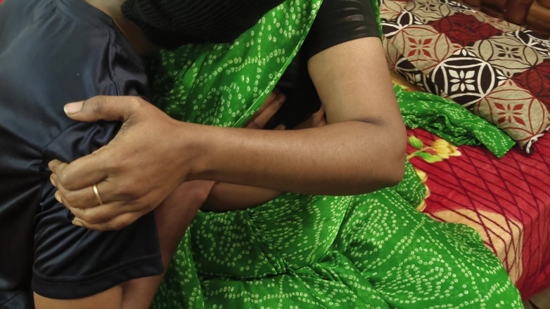 Chennaiponnu: Tamil Madre Y Hijo Con Hijo Joven