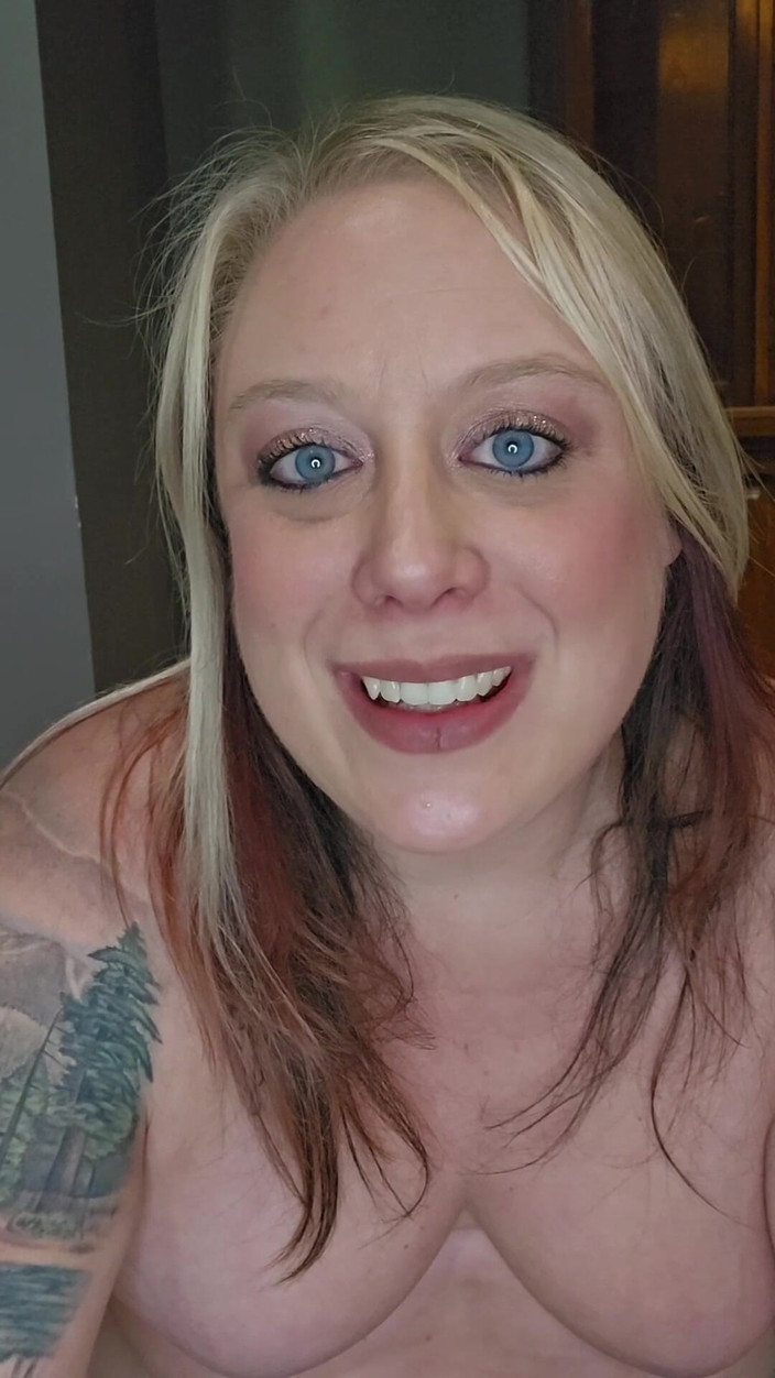 Jenn_sexxii: ランジェリーを試着してから騎乗して、どこでも潮吹きするまで自己をファッキンします