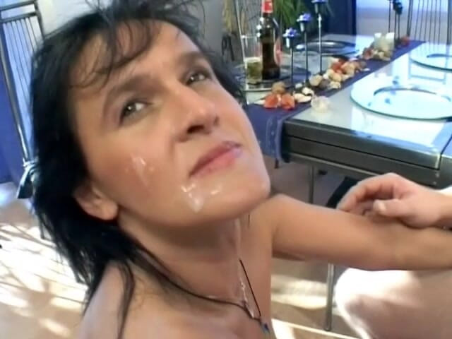 Deutsche XXX Filme: 超ホットなドイツ人女性が古いペニスで顔にスプレーされる