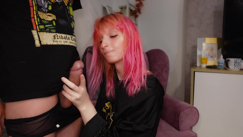 MySchoollife TS: Молода сіссі дуже любить смоктати член!