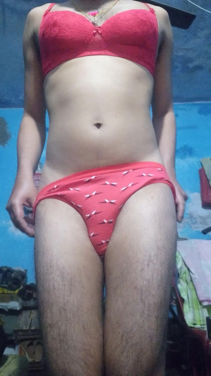 Lustyizlife: Indischer femboy-transvestist trägt den roten bh und das höschen seiner...