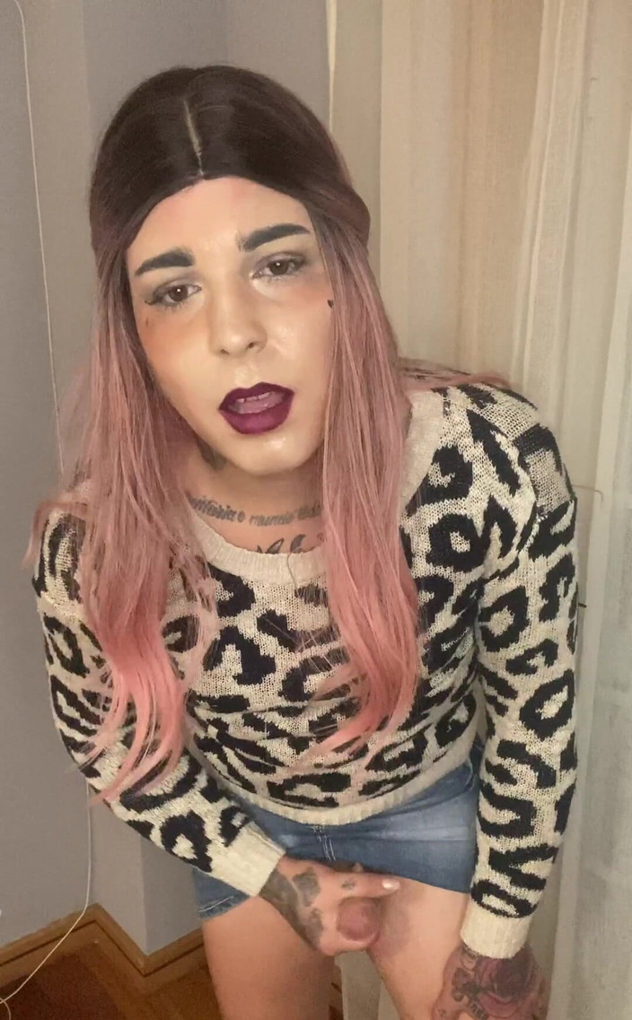 EmmaInkTrans: 재규어 프린트와 데님 스커트가 가미된 재킷을 입은 저는 특히 이 룩에서 섹시해 보였고, 좋아하셨나요?