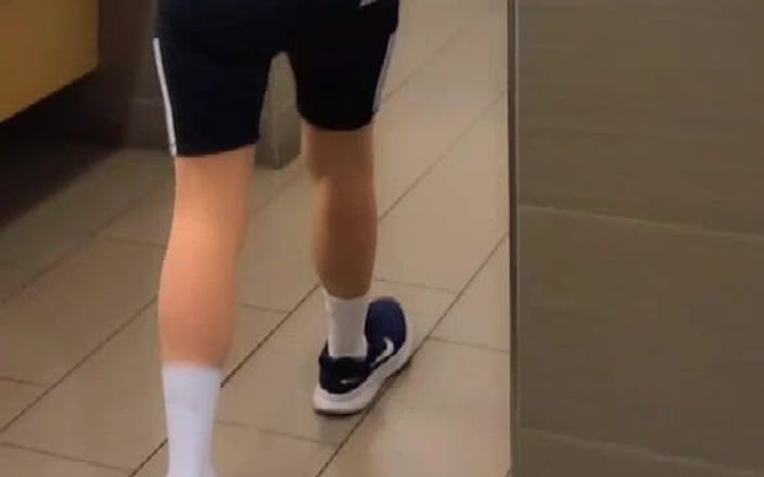 Kinkytwinkpamps: Femboy nosí Jóga Kraťasy Přes klystýr v Mall