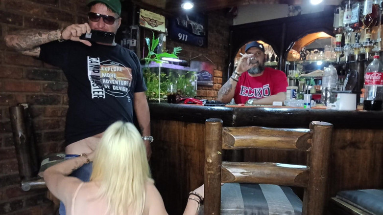 Bigjoefuckalott: ブロンドのアジア系女の子が私のチンコを舐める