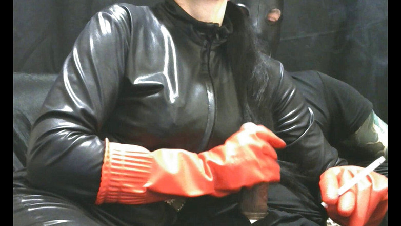 Peternorthlegend: लाल रबर के दस्ताने पहनी धूम्रपान करने वाली पत्नी मेरे लंड की देखभाल कर रही है 1