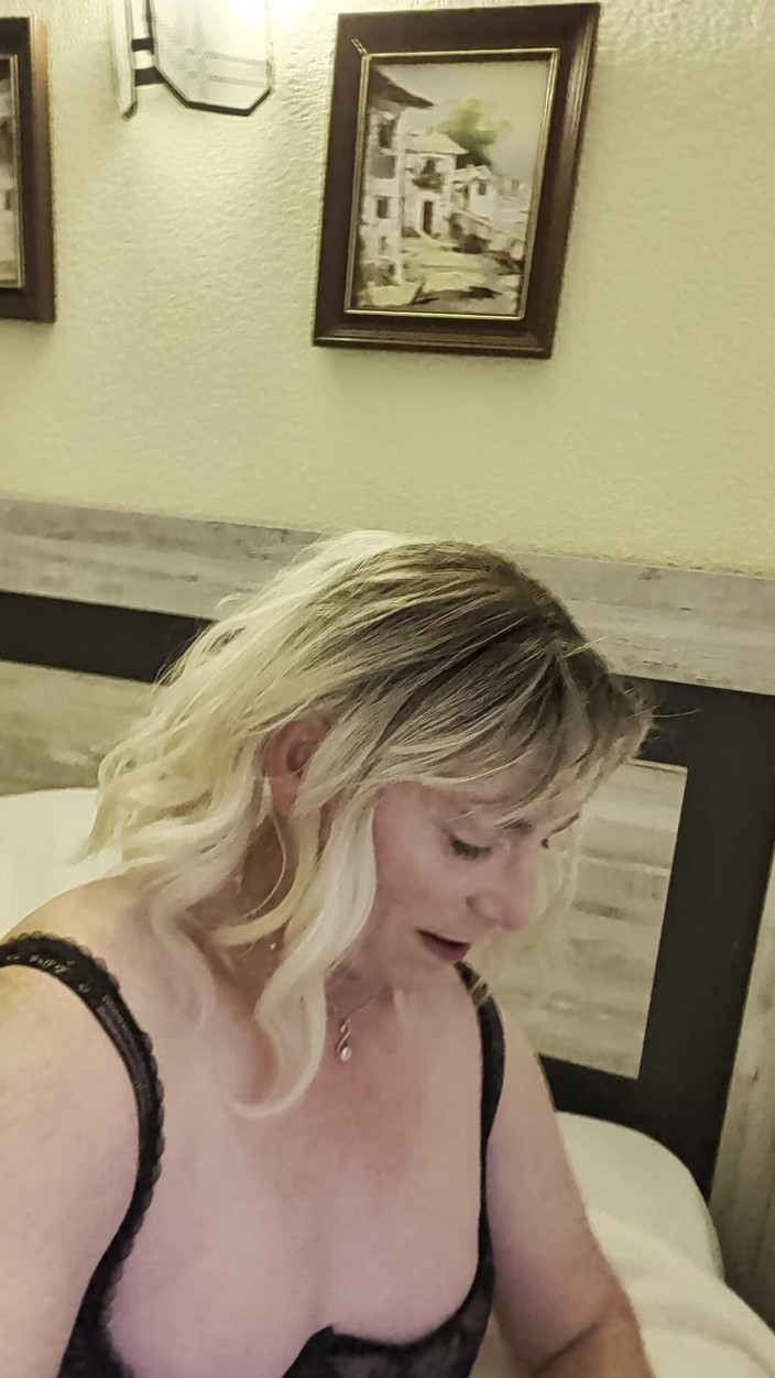 NikkiGee: Sexy Lingerie and a Holiday Cumshot