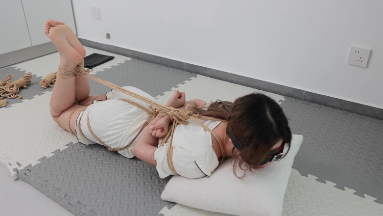 Asian bondage: My Girlfriend Was Bound and Tied up with Rope, Experienced...