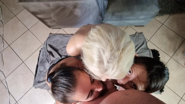 domslutfucker: Tre tjejer suger och runkar kuk i synvinkel medan de...