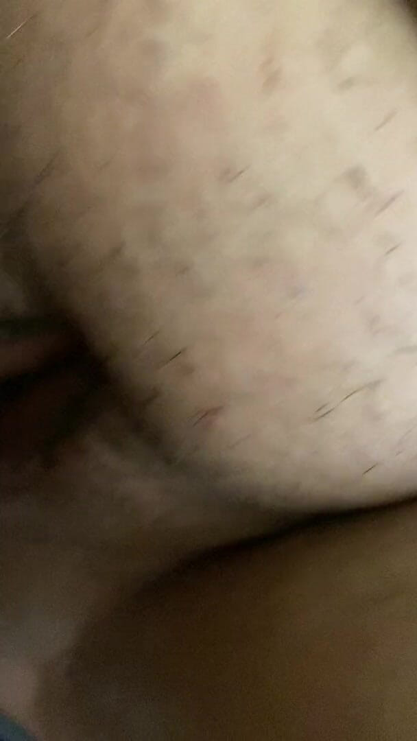 B0mbTac0: Une BBW amateur baise en utilisant un jouet