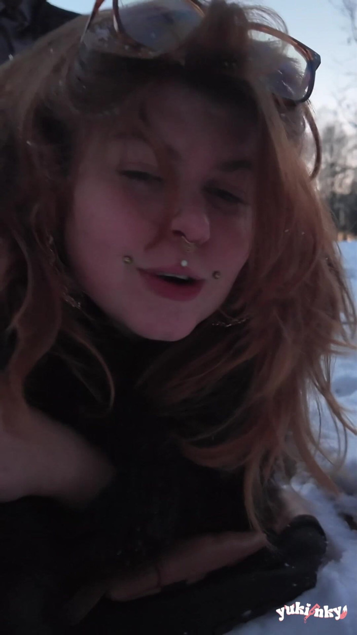 yukinky: Je Réchauffe Sa Queue Dans La Neige