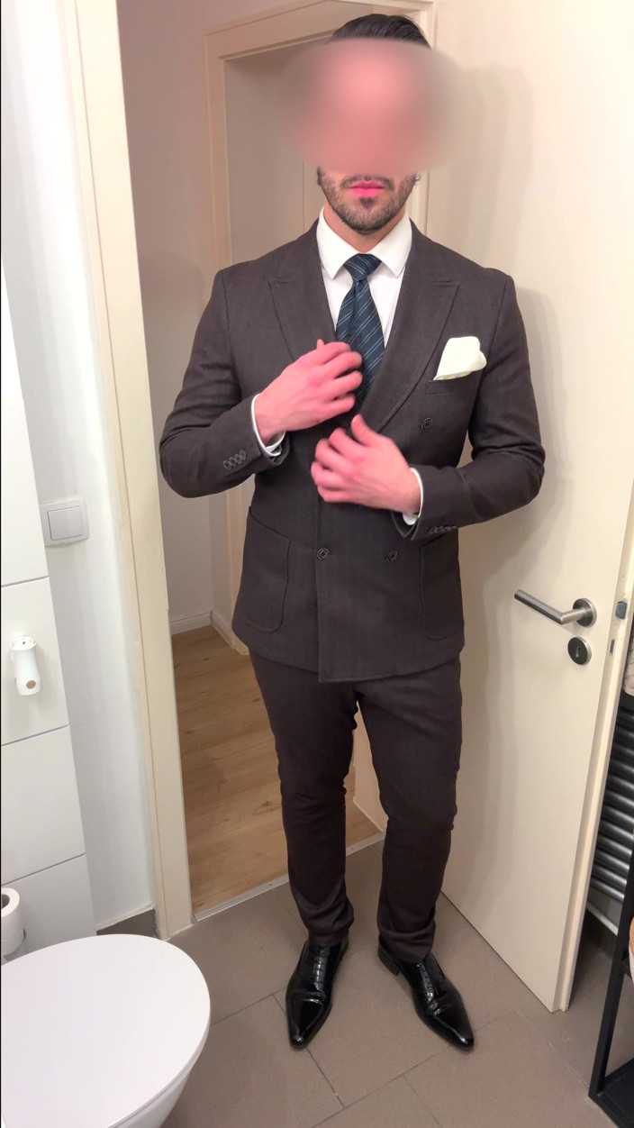 Master Shiny Shoes: Hombre de negocios con traje se masturba sobre sus zapatos...