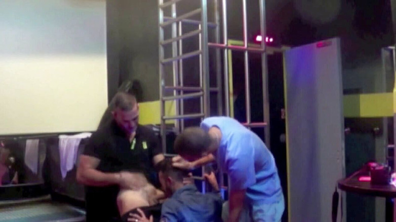 Sneaker gay: Шлюшку-шлюху відтрахали 2 лускалі хлопці в залі