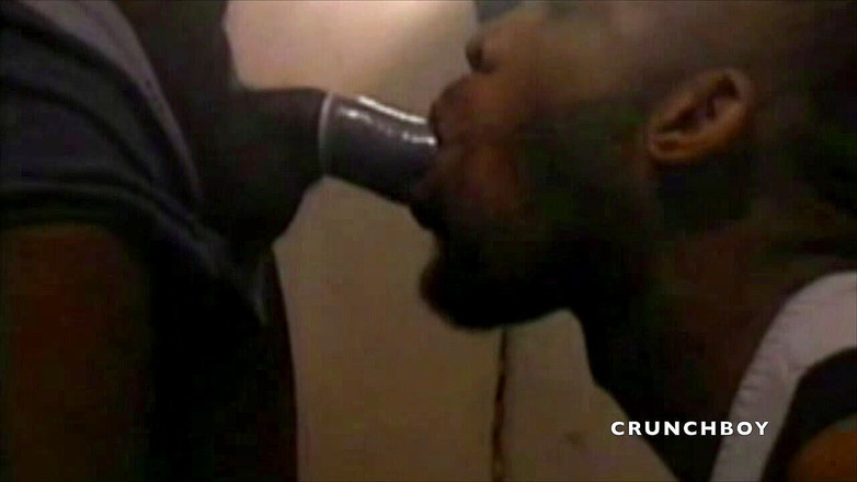 MEN BIG COCKS FUCKERS: Sání xxl černého ptáka s kondomem