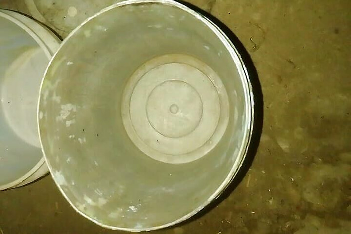 Gangbang straight: Meando en una taza