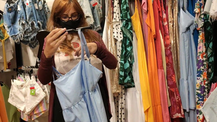 Shamelesscouple: Мінет в магазині одягу