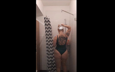 Sally Secret: Heet badplezier - plassen, douchen, orgasme, vuile praat