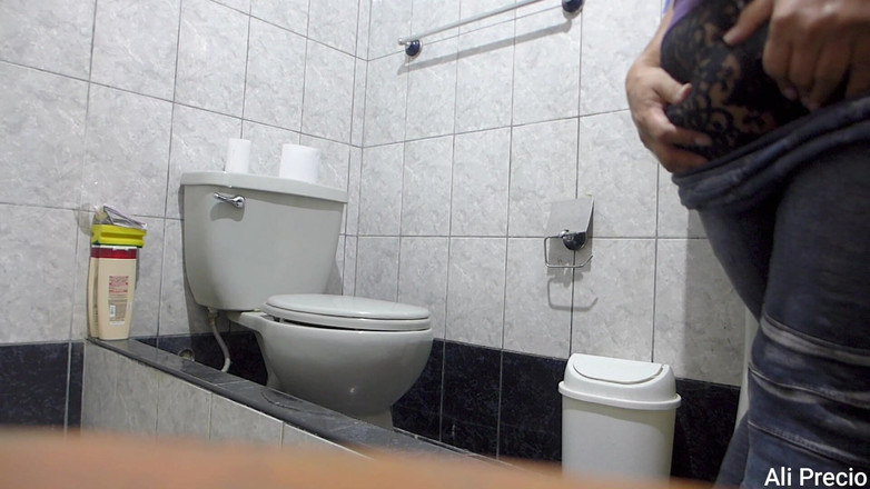 Ali Precio: Iubita are parte de un futai anal dur în baie, ejaculare înăuntru...