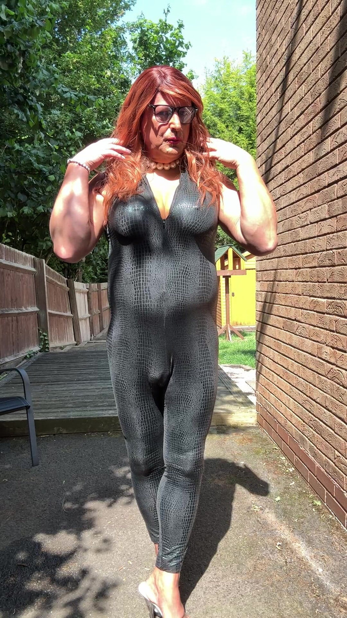 Kellycd2022: Sexig crossdresser Kellycd2022 i svart pvc catsuit och klackar