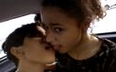 Hard Lesbians: Шлюховатые тинки-лесбиянки целуются на улице перед двойным дилдо в машине