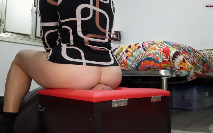 goddess82: Naked Facesitting in the Smothebox! 4K! 10 Min! Uhd!