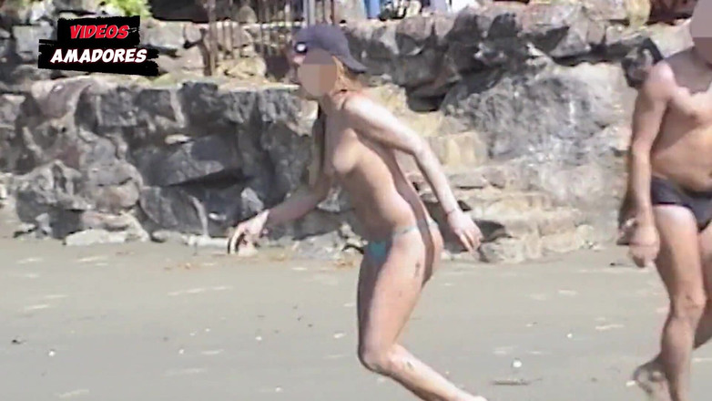 Amateurs videos: Ragazze calde si toglieno i vestiti su una spiaggia deserta