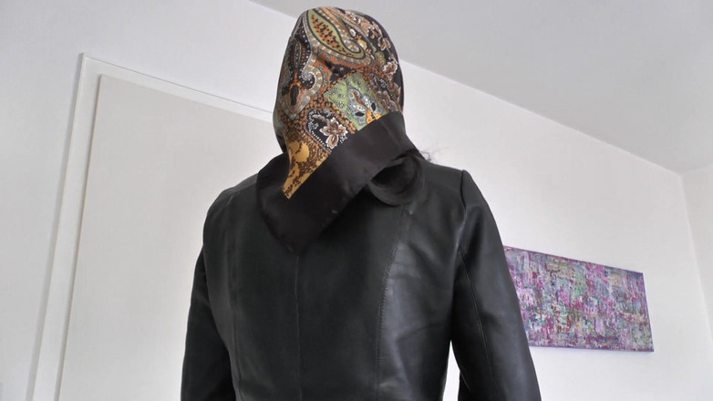 Lady Victoria Valente: サテンヘッドスカーフファッションショー、サテンヘッドスカーフとレザージャケット、JOIレディビクトリアヴァレンテ