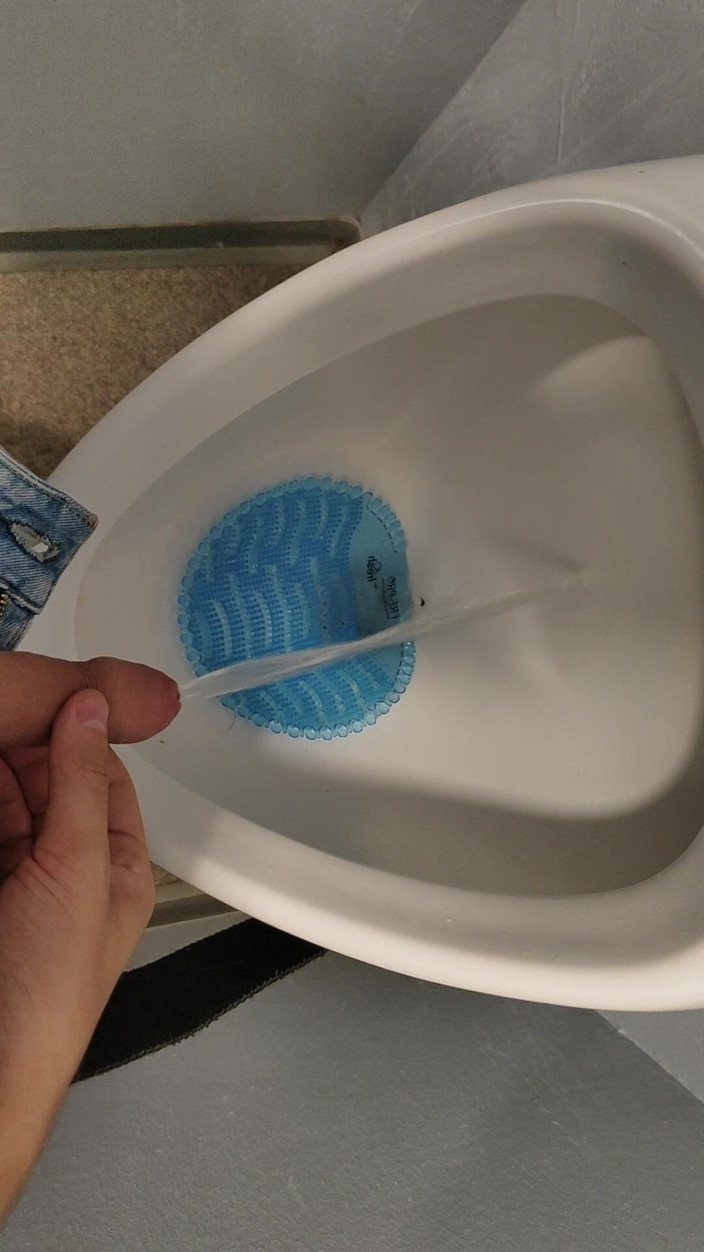 Bayer911: Młody chudy chłopak sikanie przez Sextoy Faktory