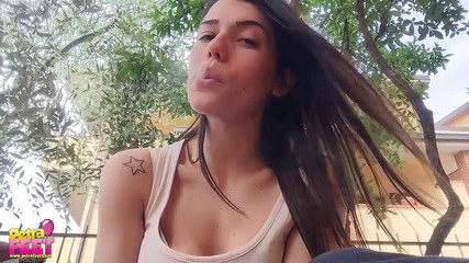 Smokin Fetish: वह वास्तव में धूम्रपान में मजा लेना जानती है