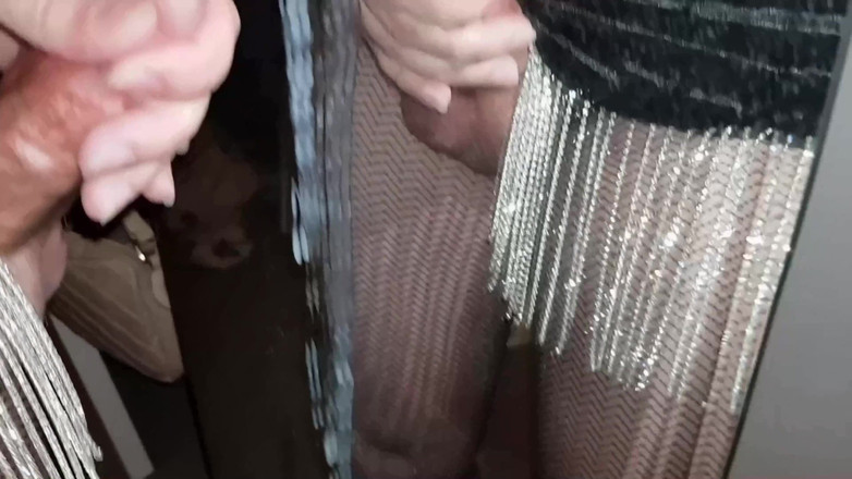 Dani Leg: Dani memancut besar dalam jala hitam seksi