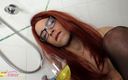 Trans and Cross-Dressers Feet: Travesti de cabelo vermelho mijando no vidro