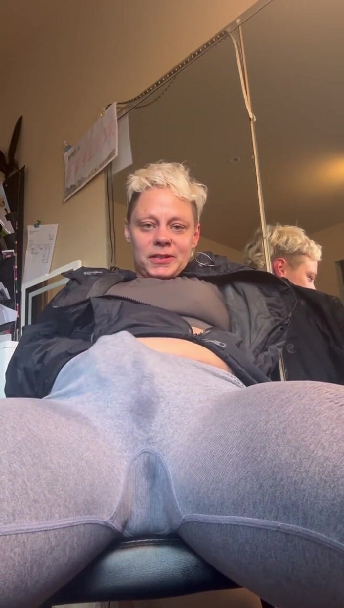 littleanda: Cumming Under My Yoga Pants