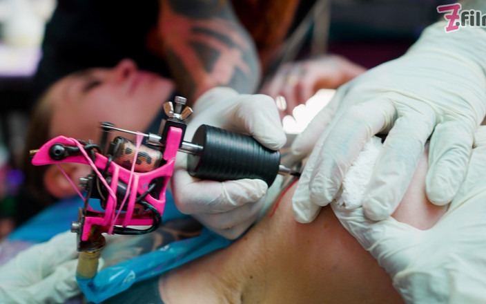 Z-Filmz: Pareja tatuada folla con grandes pollas feliz consigue cuarteto tatuado