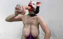 VeeVee Vixen: Pelacur babi bertopeng mengisap dildo dan payudara memantul