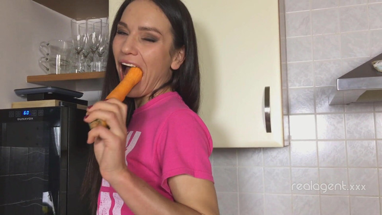 Real Agent: Русская Nataly Gold трет ее дырку морковкой на кухне