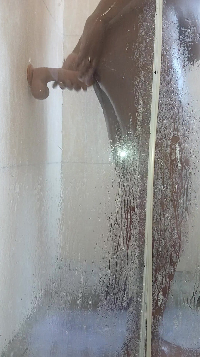 Freaky Leo: Time to Shower with My Toy
