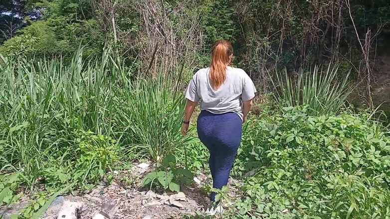 SugarPose: Baculatá Latina ukazuje její zadek a prsa venku