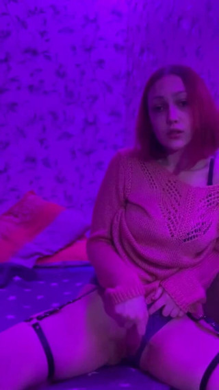 SashaSweet69: Zrzavá děvka ve svetru se přivádí k orgasmu